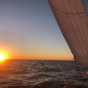 Lamarine, couché de soleil en mer à bord de Tibatoanou sous voiles, Sun Odyssey 36i Performance