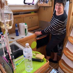 Lamarine, la cuisinière à son poste sur Tibatoanou, Sun Odyssey 36i Performance