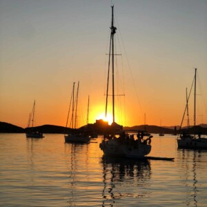 Lamarine, Tibatoanou Sun Odyssey 36i Performance au mouillage dans la baie du langoustier de l'île de Porquerolles au coucher du soleil