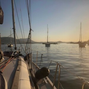 Lamarine, Tibatoanou Sun Odyssey 36i Performance au mouillage dans la baie du Lazaret au coucher du soleil