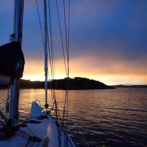Lamarine, Tibatoanou Sun Odyssey 36i Performance au mouillage devant l'île de Porquerolles au coucher du soleil