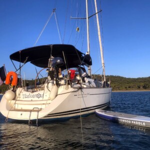 Lamarine, Tibatoanou au mouillage à Porquerolles avec le paddle à l'eau, Sun Odyssey 36i Performance