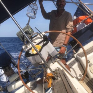 Lamarine, Sun Odyssey 36i Performance, navigue sous voiles au près du vent avec une bonne gîte