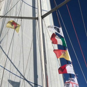 Lamarine, les pavillons de courtoisie sont hissés à bord de Tibatoanou sous voiles, Sun Odyssey 36i Performance