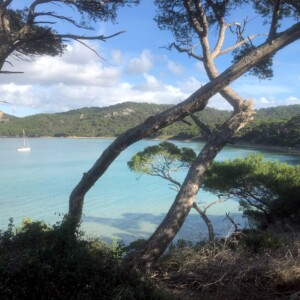 Lamarine, Tibatoanou Sun Odyssey 36i Performance au mouillage devant la plage d'argent de l'île de Porquerolles