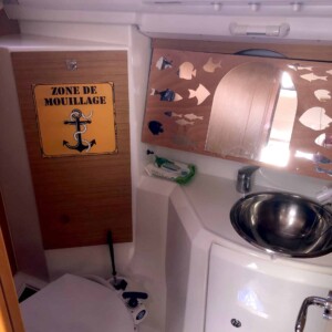 Lamarine, salle de bain de Tibatoanou, Sun Odyssey 36i Performance, avec douche, lavabo, wc et cuve à eaux noires pour éviter de polluer les mouillages