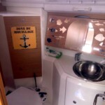 Lamarine, salle de bain de Tibatoanou, Sun Odyssey 36i Performance, avec douche, lavabo, wc et cuve à eaux noires pour éviter de polluer les mouillages