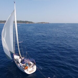 Lamarine, Tibatoanou navigue sous gennaker en direction de Porquerolles, Sun Odyssey 36i Performance