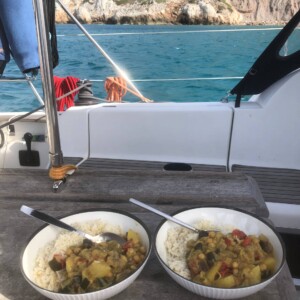 Lamarine, le repas est servi à bord de Tibatoanou au mouillage, Sun Odyssey 36i Performance