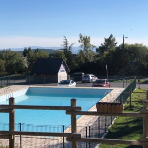 Résidence "Le Bois de la Reine", vue depuis la terrasse sur la piscine et le massif du Cantal