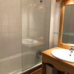 T3 Lamarmotte à Super-Besse, salle de bain avec baignoire/douche