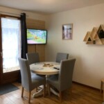 T3 Lamarmotte à Super-Besse, salon salle à manger avec télé 43"