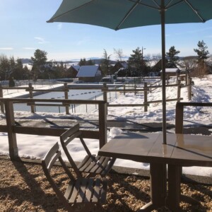 T3 Lamarmotte à Super-Besse, terrasse au dessus de la piscine avec la neige