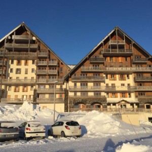 La résidence "Les Matins du Sancy" sous la neige