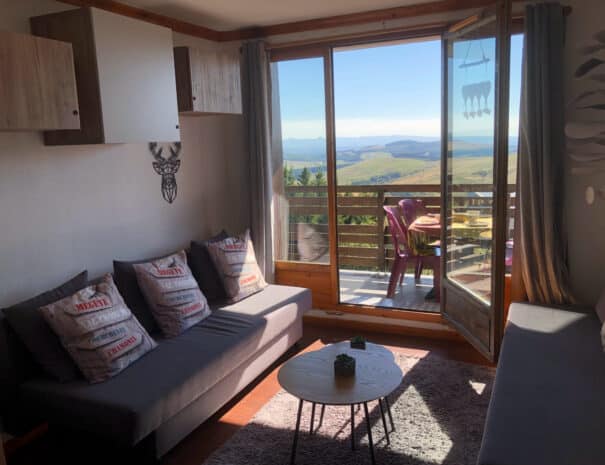 T3 Lamadalet à Super-Besse, salon et terrasse exposée au sud