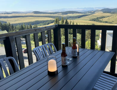 T3 Lamarandière des cimes à Super-Besse, zoom sur la terrasse et vue sur le Cézallier et le massif du Cantal