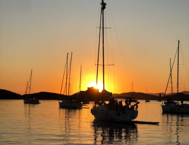 Lamarine, Tibatoanou Sun Odyssey 36i Performance au mouillage dans la baie du langoustier de l'île de Porquerolles au coucher du soleil